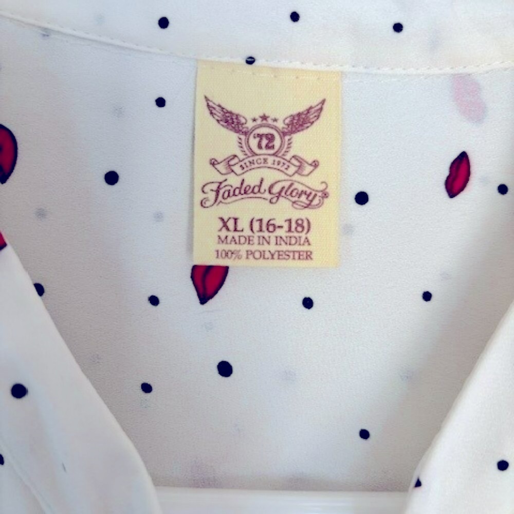 💋 NWOT Hot lips and polkadot print button up blouse 💋 - Picture 4 of 5